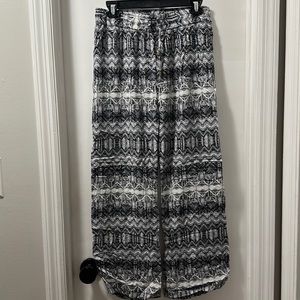 Hester & Orchard drawstring casual pants.